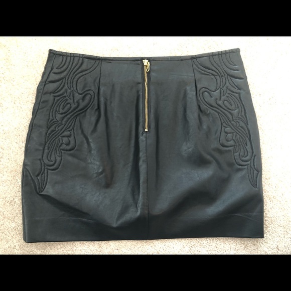 Faux Leather Guess Skirt - Picture 2 of 4
